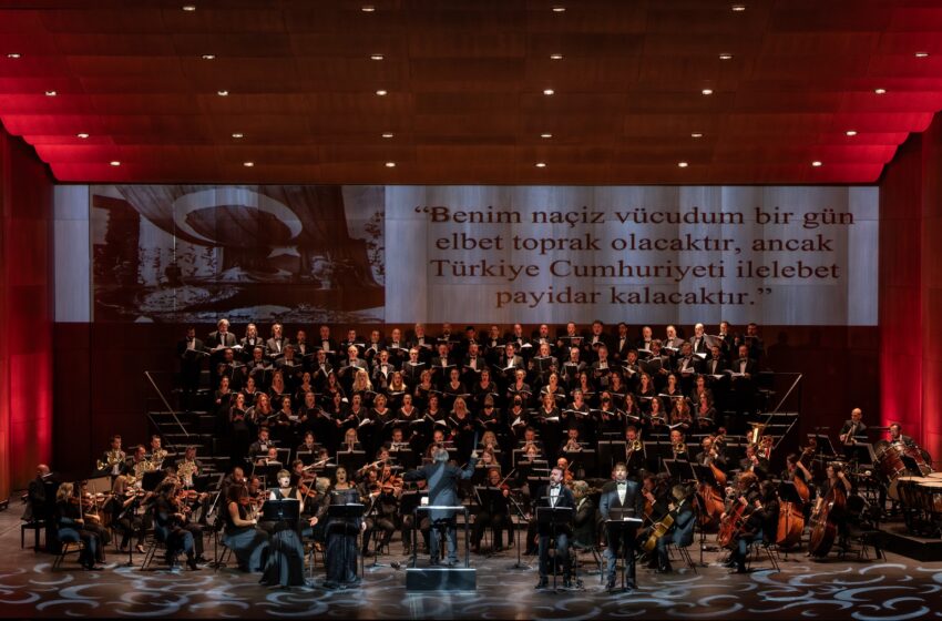  İstanbul Devlet Opera ve Balesi Atatürk için sahnede